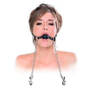 deluxe ball gag nipple clamps, knebel und nippelklemmen, angezogen, frau seitlich