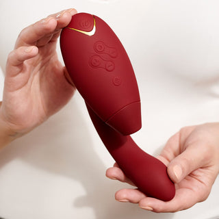 Duo Womanizer, doppelt stimulierender Vibrator in schwarz, von oben, Knöpfe zu sehen