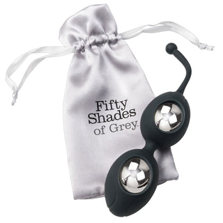 Fifty Shades of Grey Delicious Pleasure Liebeskugeln, in der Hand liegend