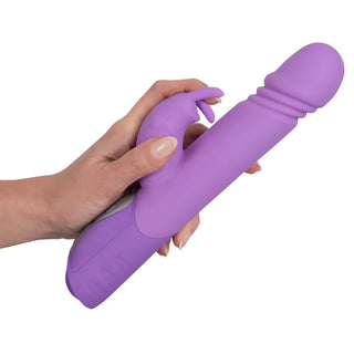 Push Vibrator von Sweet Smile in lila, Rabbitvibrator in der Hand gehalten