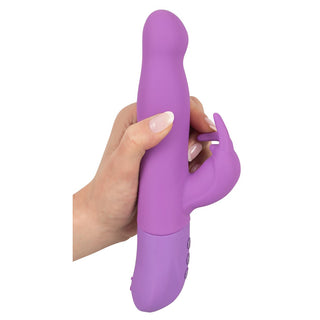 Rechargeable Rotating Rabbitvibrator in lila in der Hand gehalten