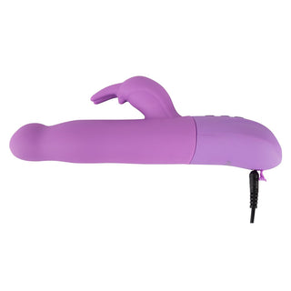 Rechargeable Rotating Rabbitvibrator in lila am Ladekabel