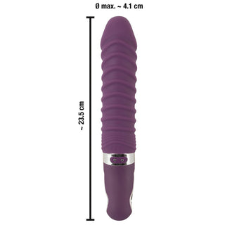 Wärmender Soft Vibrator in Lila in einer Hand gehalten