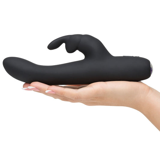 Greedy Girl Slimline Rabbit Vibrator G-Punkt Vibrator in schwarz, gehalten von einer Hand