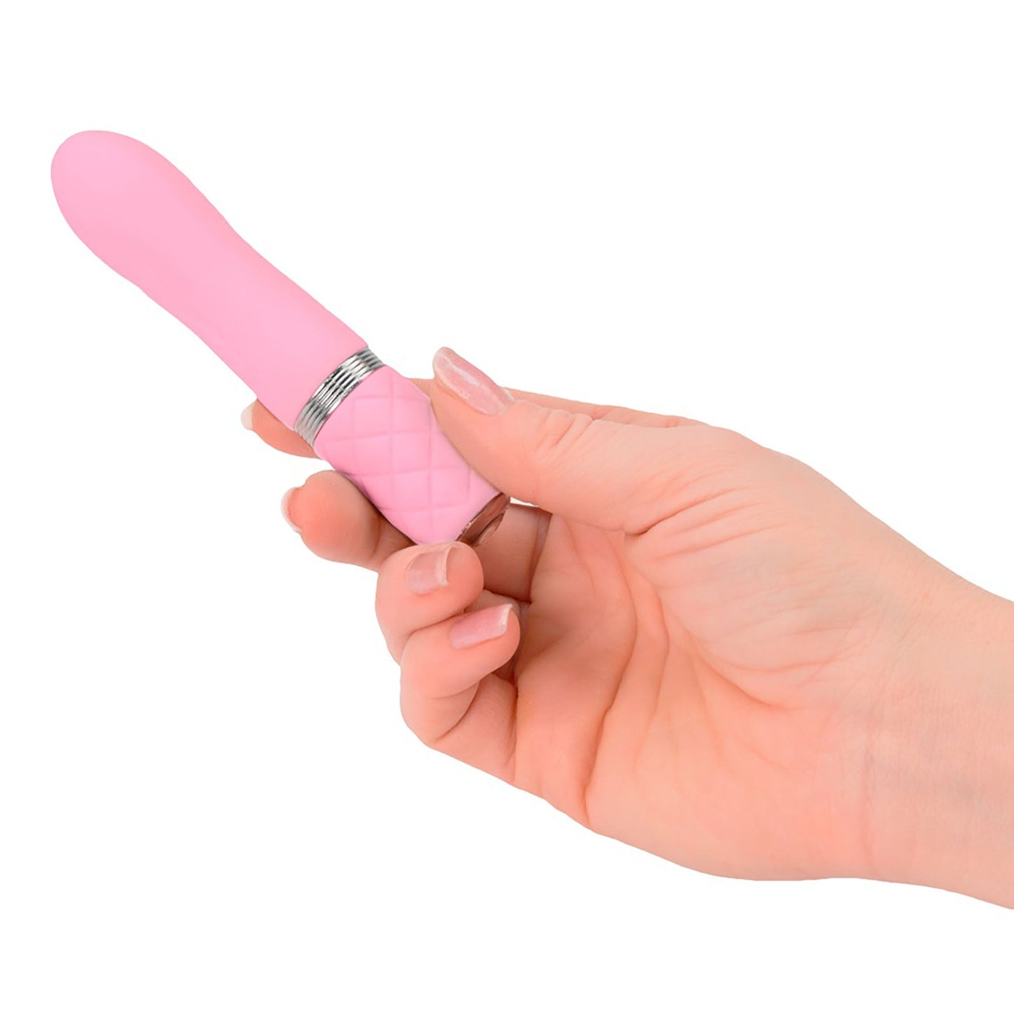 Pillow Talk Flirty Rosa Vibrator in einer Hand gehalten