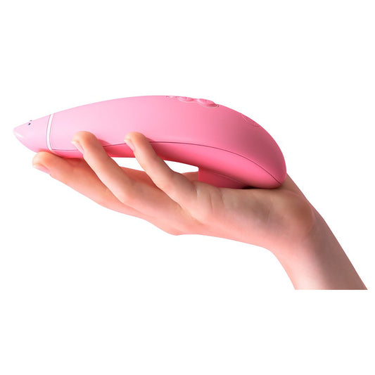 Premium Womanizer Eco in rosa, auf einer Hand liegend