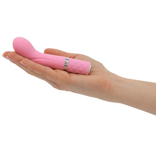 Racy Luxurius Mini Massager von Pillow Talk, ein G-Punkt Vibrator in rosa von einer Hand gehalten
