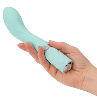 Sassy Luxurious G-Spot Massager, G-Punkt Vibrator von Pillow Talk in der Hand gehalten